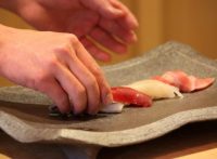このイメージ画像は、このサイト記事「おすすめ『寿司 握り方 本手返し まとめ』 ネットで話題 YouTube無料動画ご紹介！」のアイキャッチ画像として利用しています。