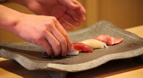 このイメージ画像は、このサイト記事「おすすめ『寿司 握り方 本手返し まとめ』 ネットで話題 YouTube無料動画ご紹介！」のアイキャッチ画像として利用しています。